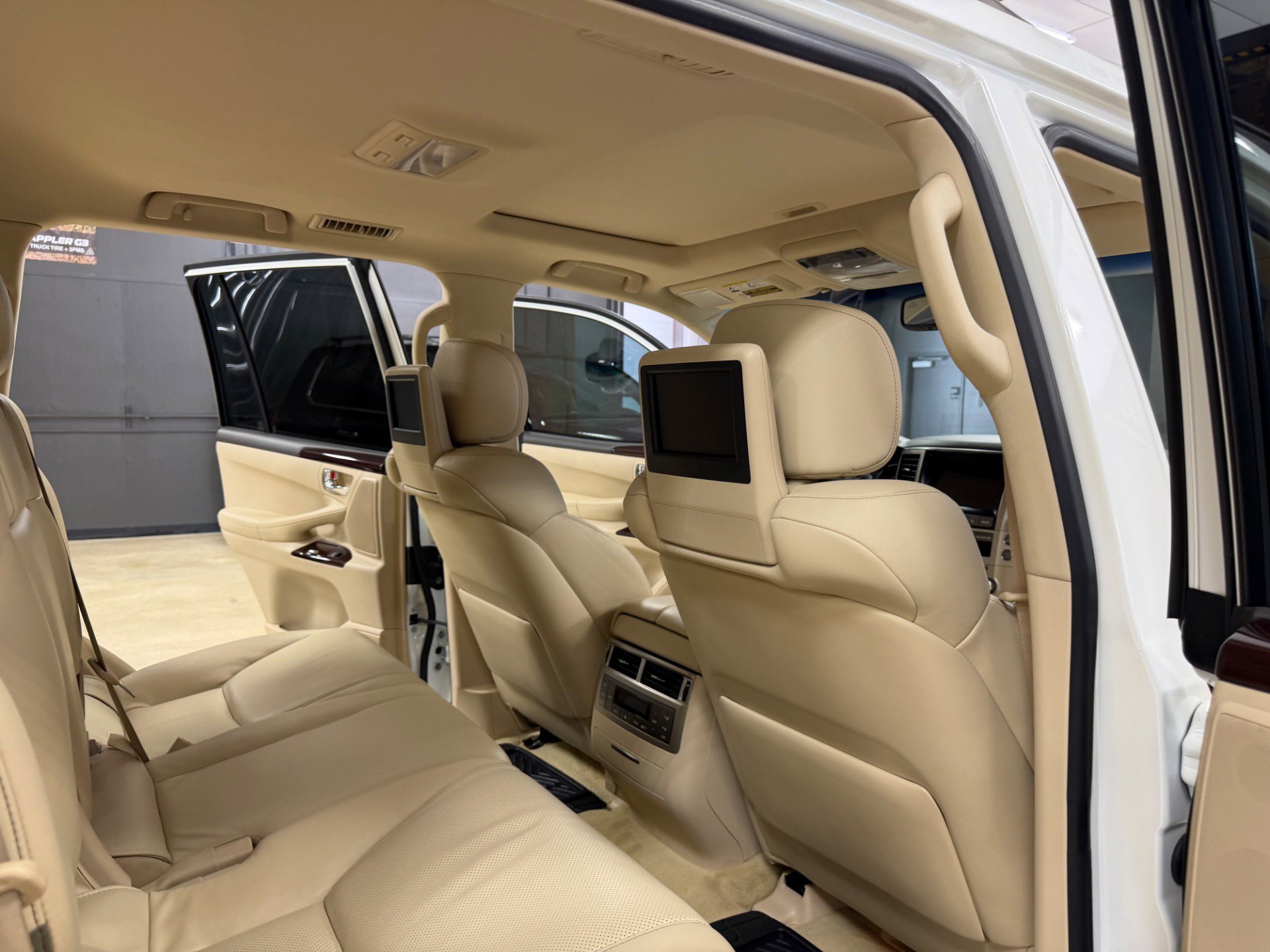 Used 2013 Lexus LX 570 4WD w/ Luxury Pkg w/Pre-crash image 23