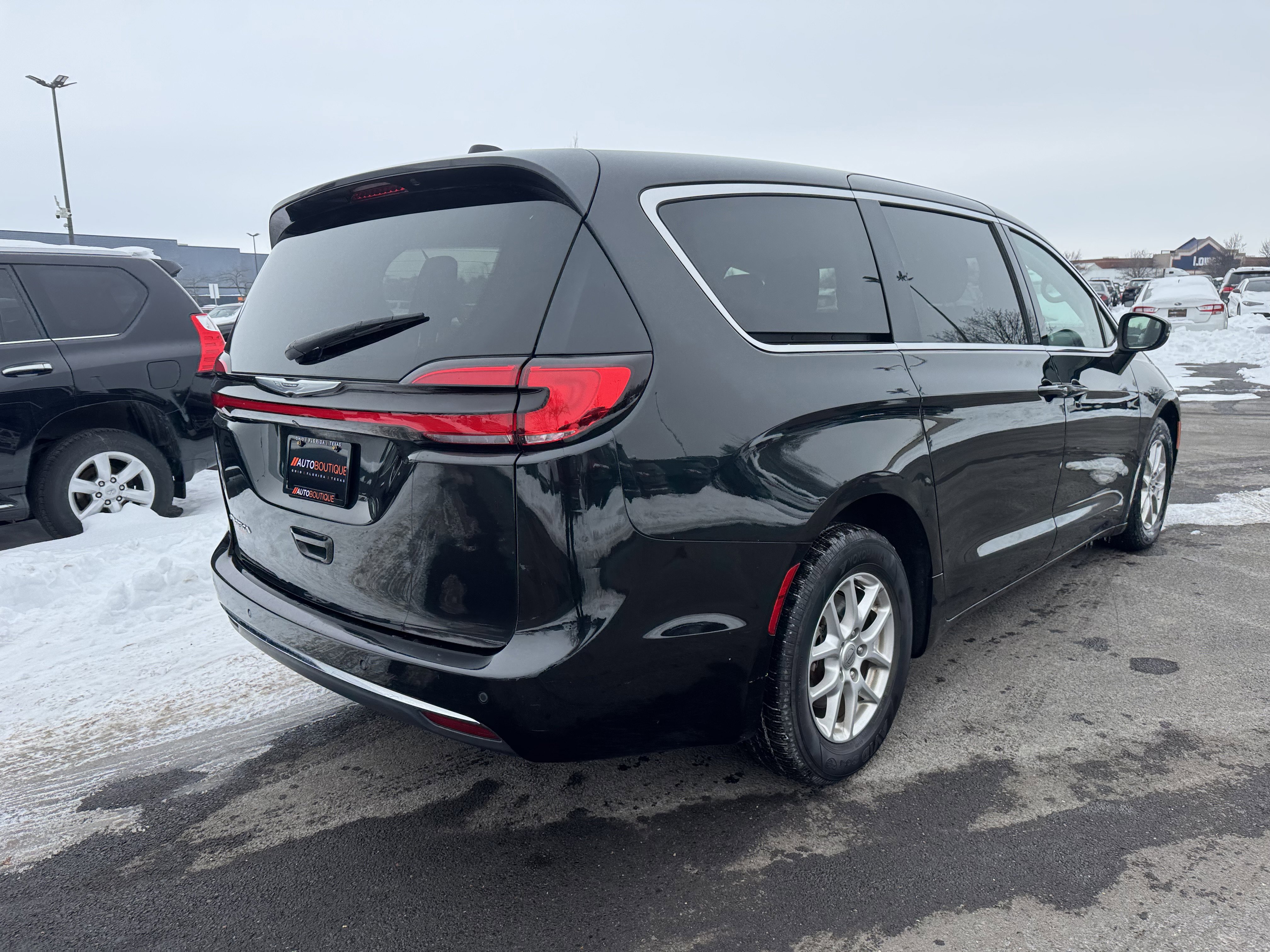 Used 2023 Chrysler Pacifica Touring-L image 9
