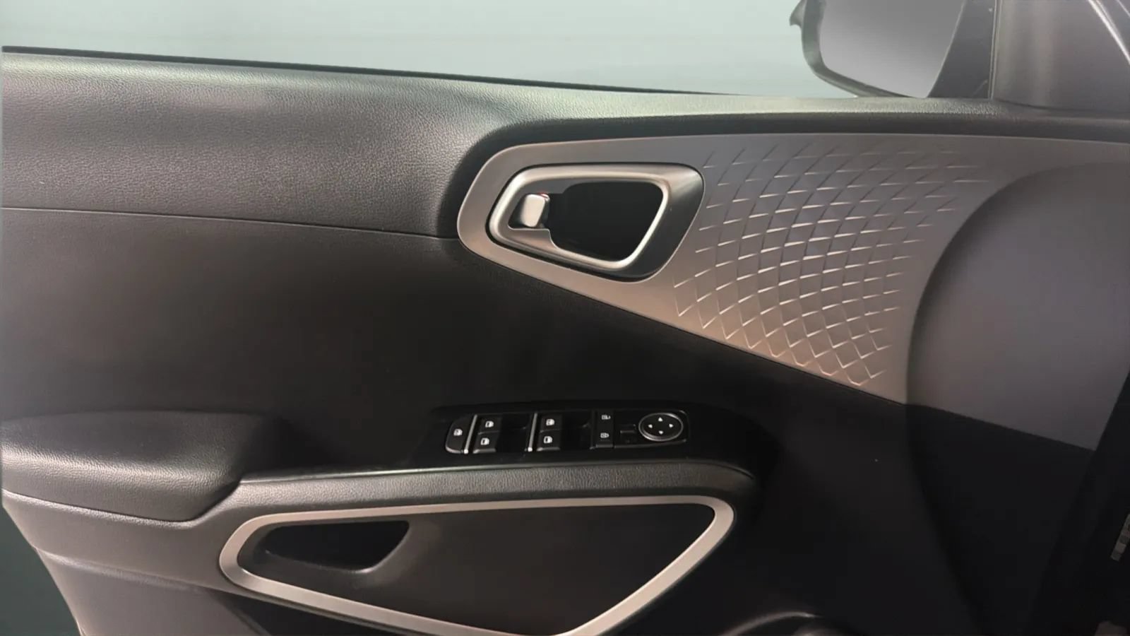 Used 2023 Kia Soul LX w/ LX Technology Package FWD image 16