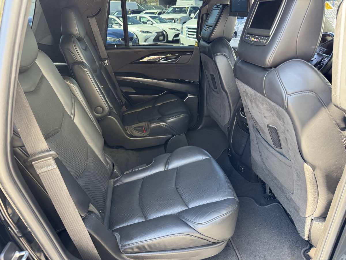Used 2018 Cadillac Escalade Platinum AWD/4WD image 18