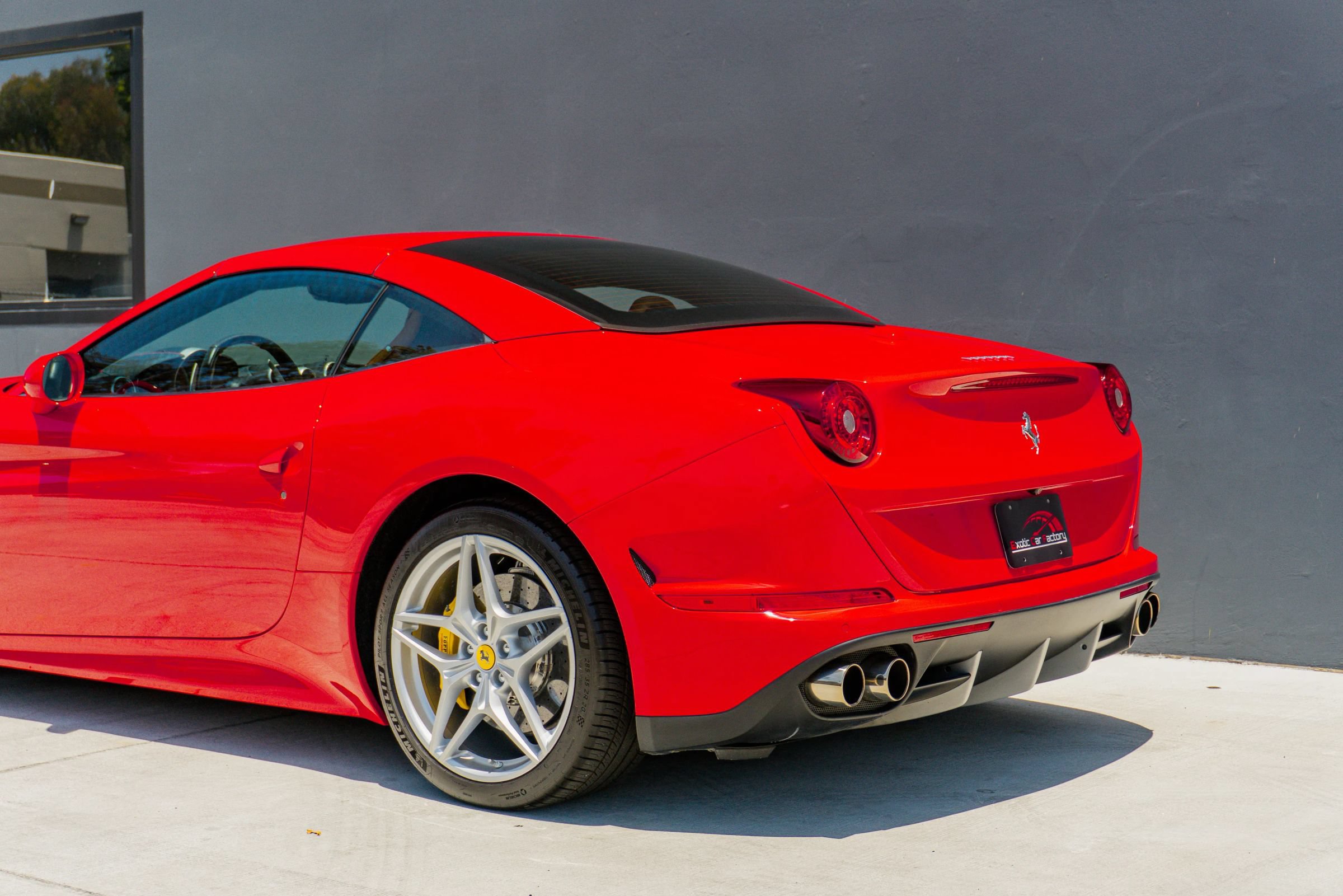 Used 2016 Ferrari California T RWD image 16