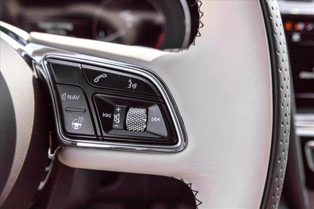 Used 2023 Bentley Bentayga image 18