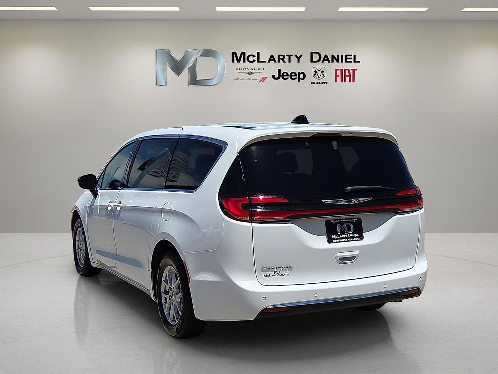 Used 2025 Chrysler Pacifica Select FWD image 4