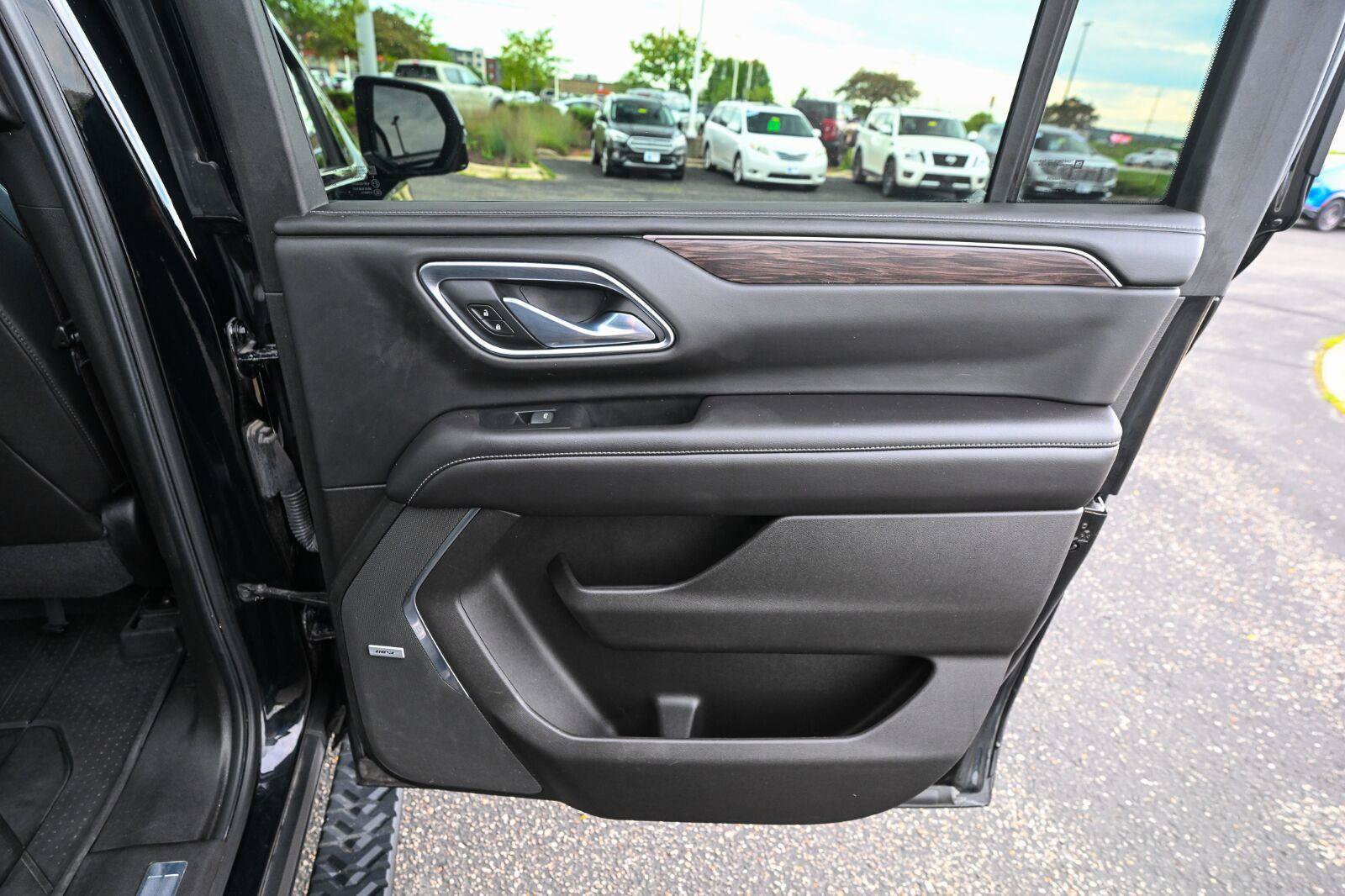 Used 2021 Chevrolet Suburban Z71 w/ Z71 Signature Package AWD/4WD image 32