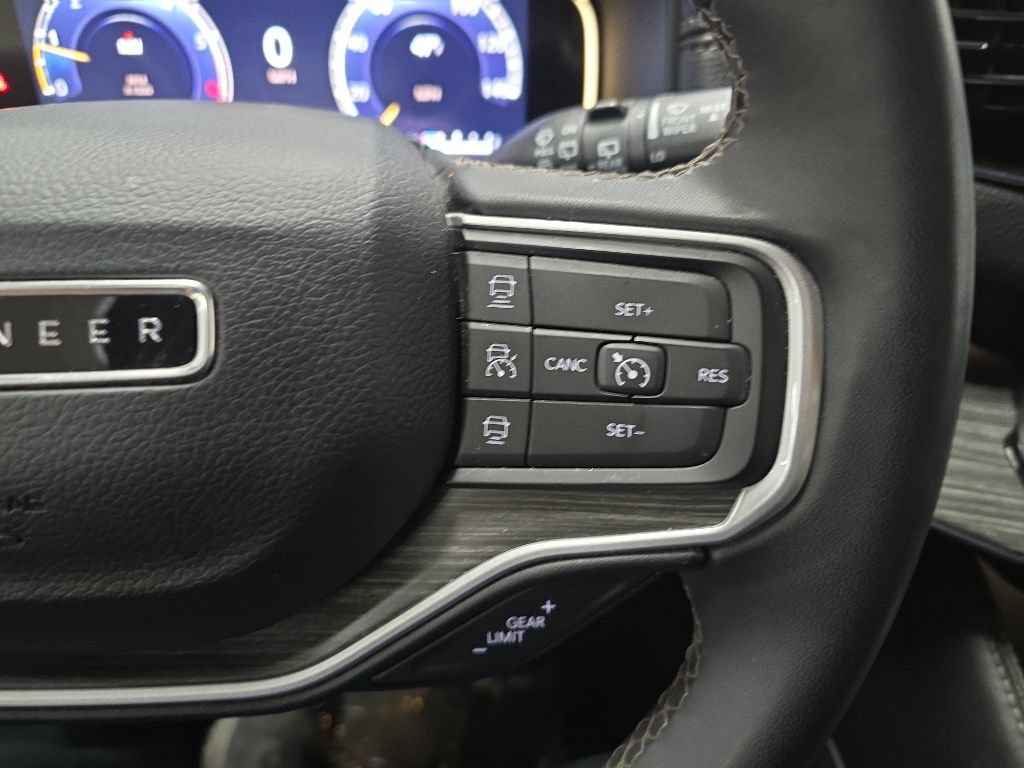 Used 2023 Jeep Wagoneer L Series III w/ Preferred Equipment Group AWD/4WD image 21