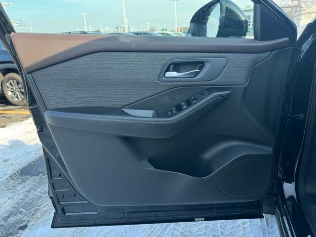 Used 2023 Nissan Rogue SV image 11