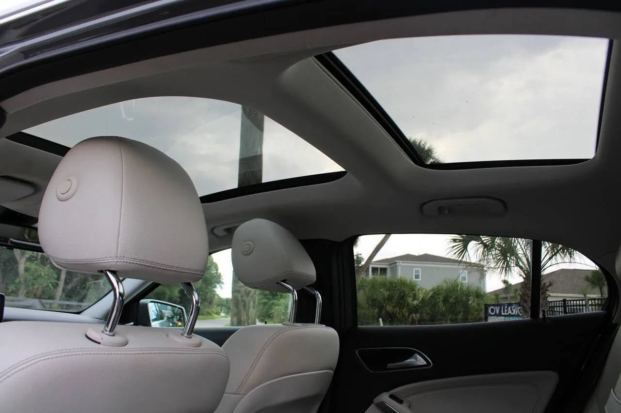 Used 2018 Mercedes-Benz GLA 250 4MATIC w/ Premium Package image 11