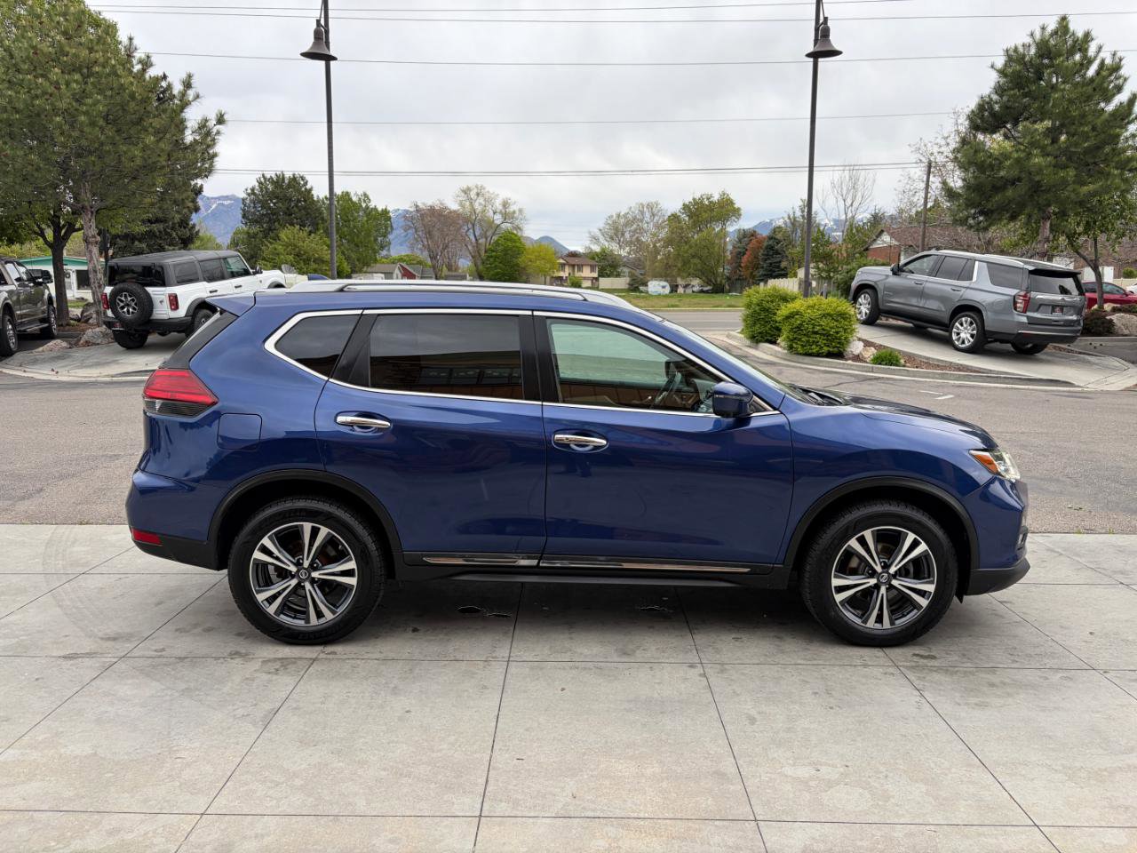 Used 2017 Nissan Rogue SL w/ SL Premium Package AWD/4WD image 3
