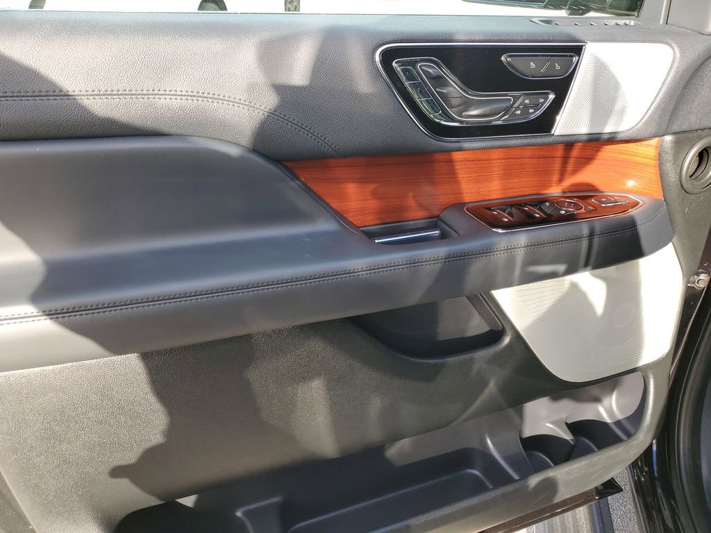 Used 2022 Lincoln Navigator Reserve AWD/4WD image 18