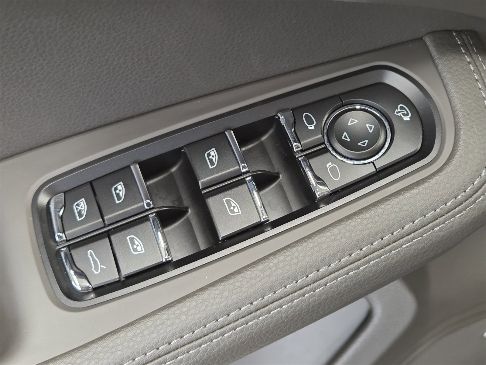 Certified 2025 Porsche Macan image 15