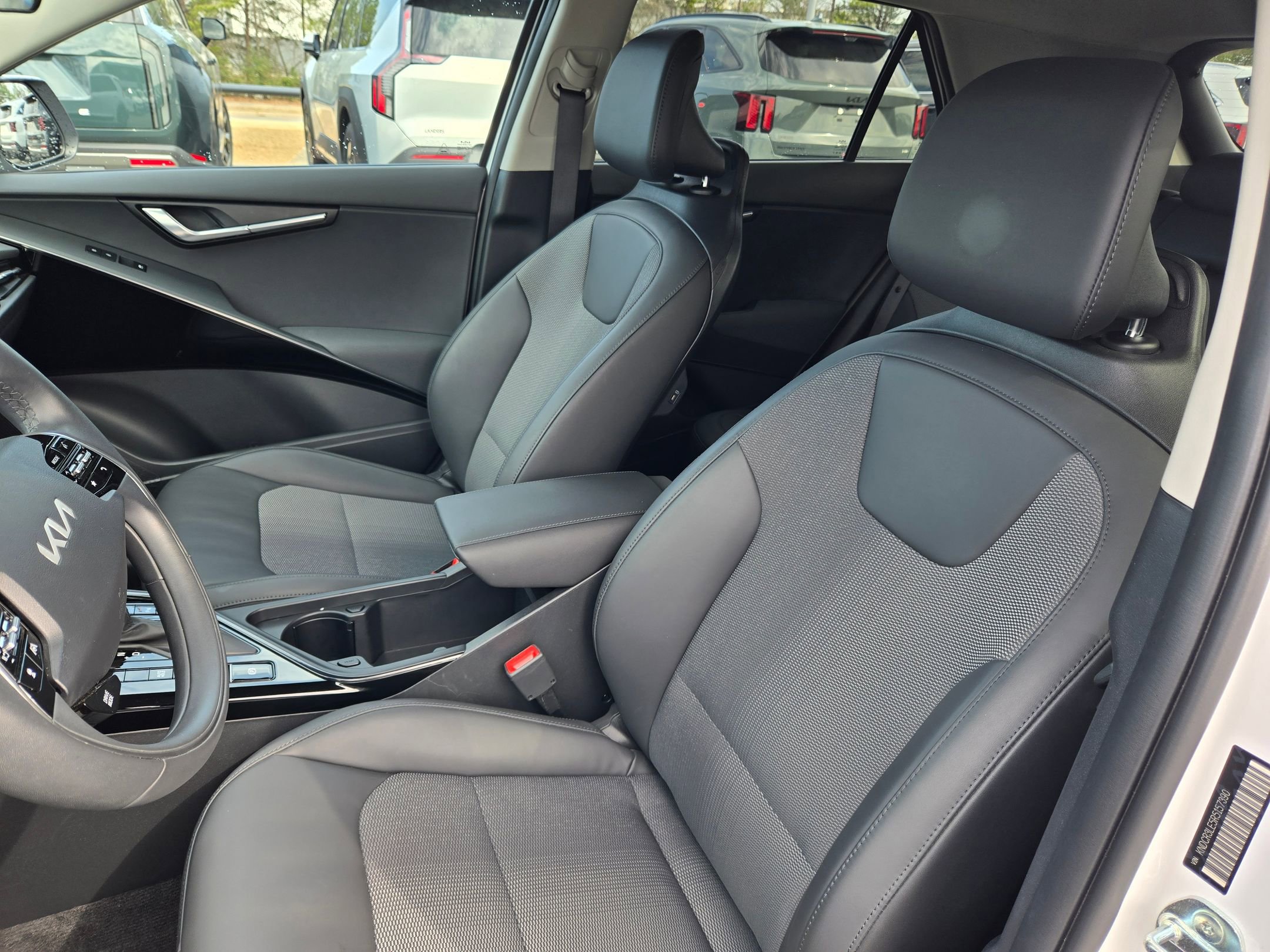 Used 2024 Kia Niro EX image 22