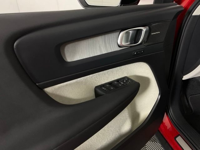 Certified 2025 Volvo XC40 B5 Ultra AWD/4WD image 30