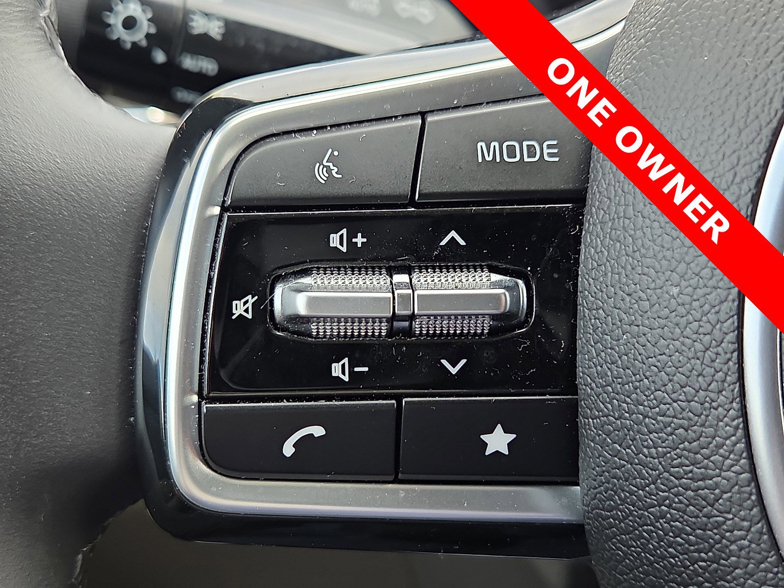 Used 2025 Kia Carnival EX image 22