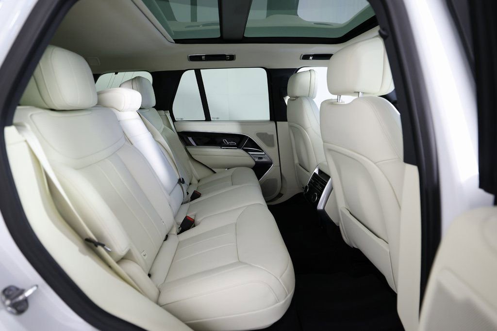 Used 2025 Land Rover Range Rover SE image 11