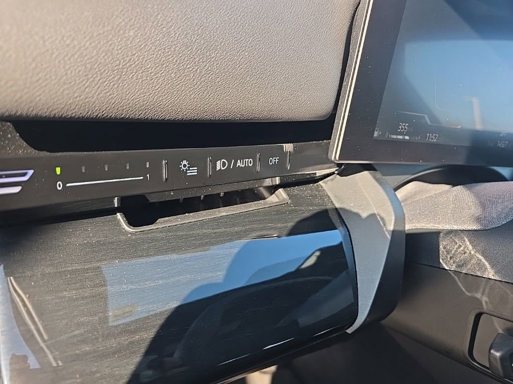 Used 2024 BMW 530i xDrive w/ Premium Package image 29