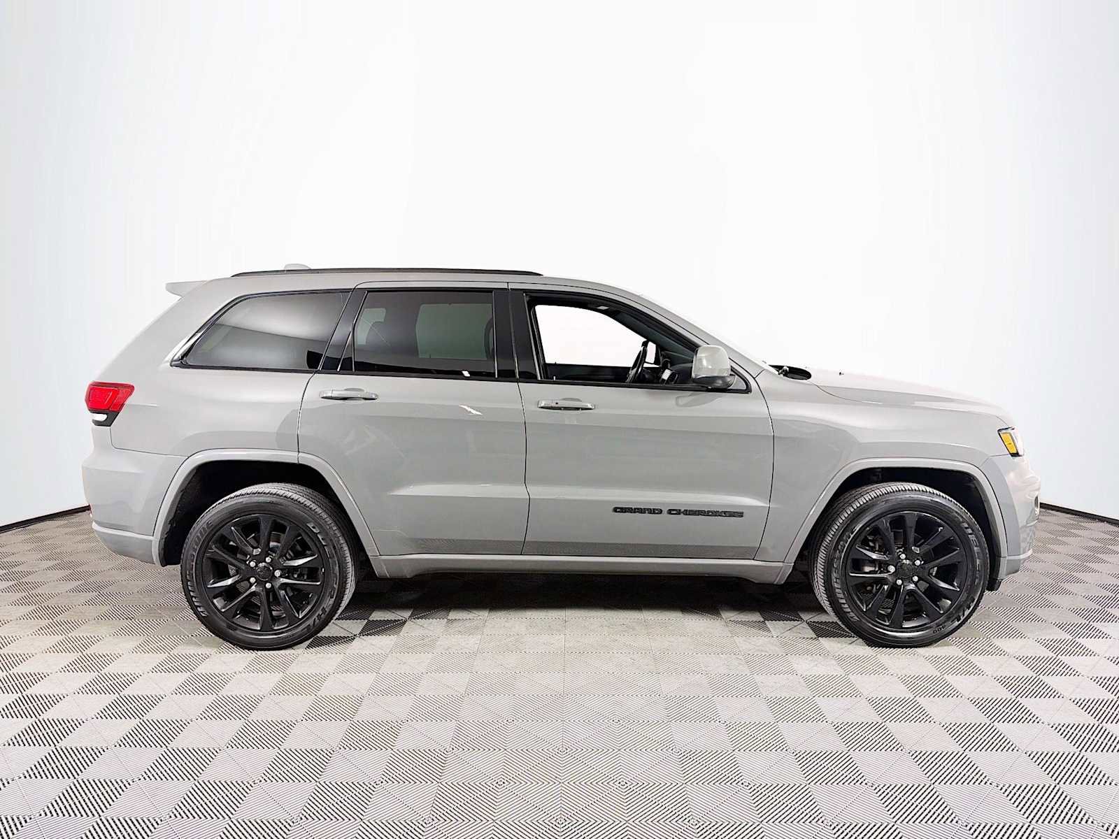 Used 2020 Jeep Grand Cherokee Altitude image 4