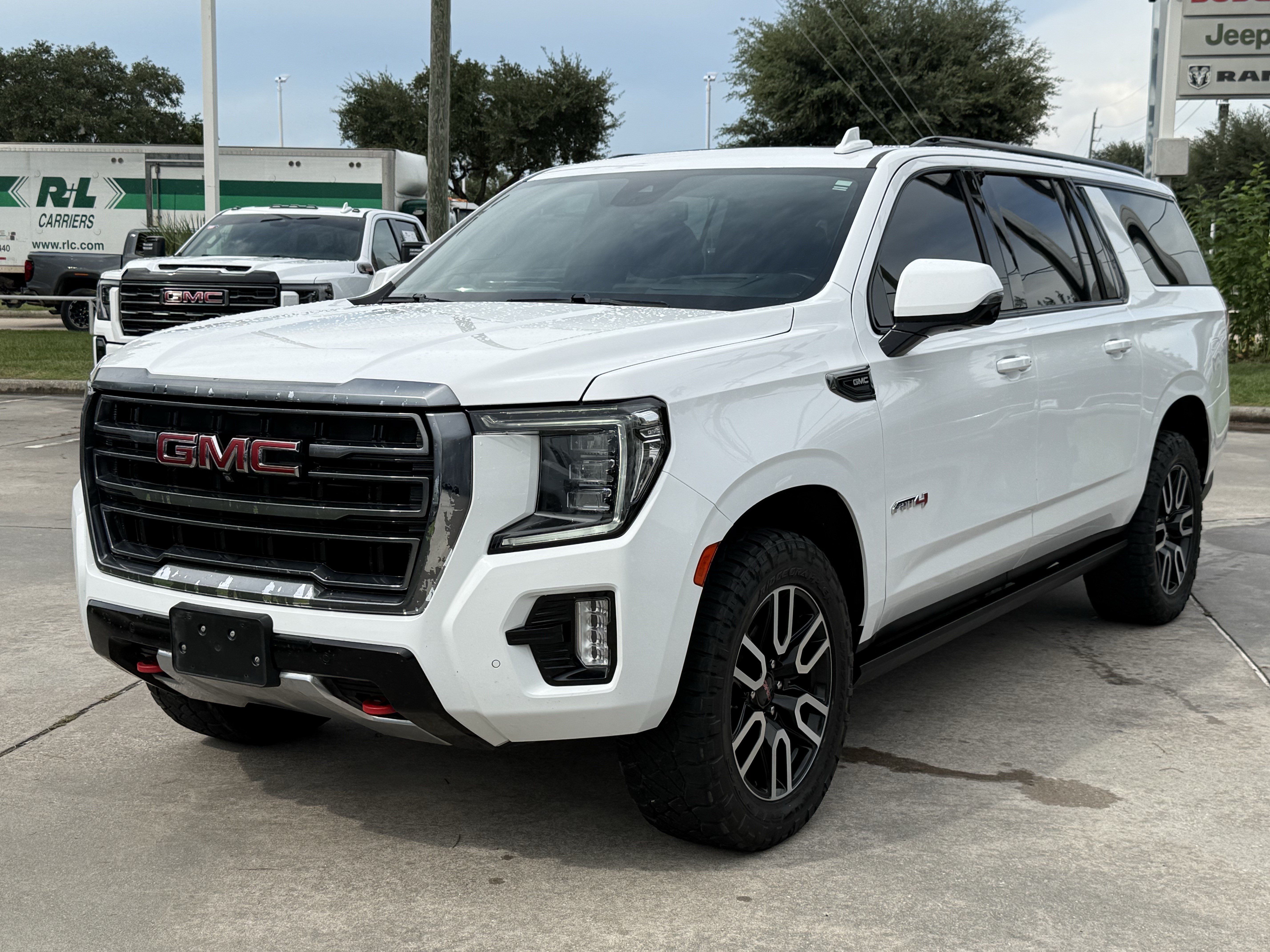 Used 2023 GMC Yukon XL AT4 w/ AT4 Premium Package AWD/4WD image 9