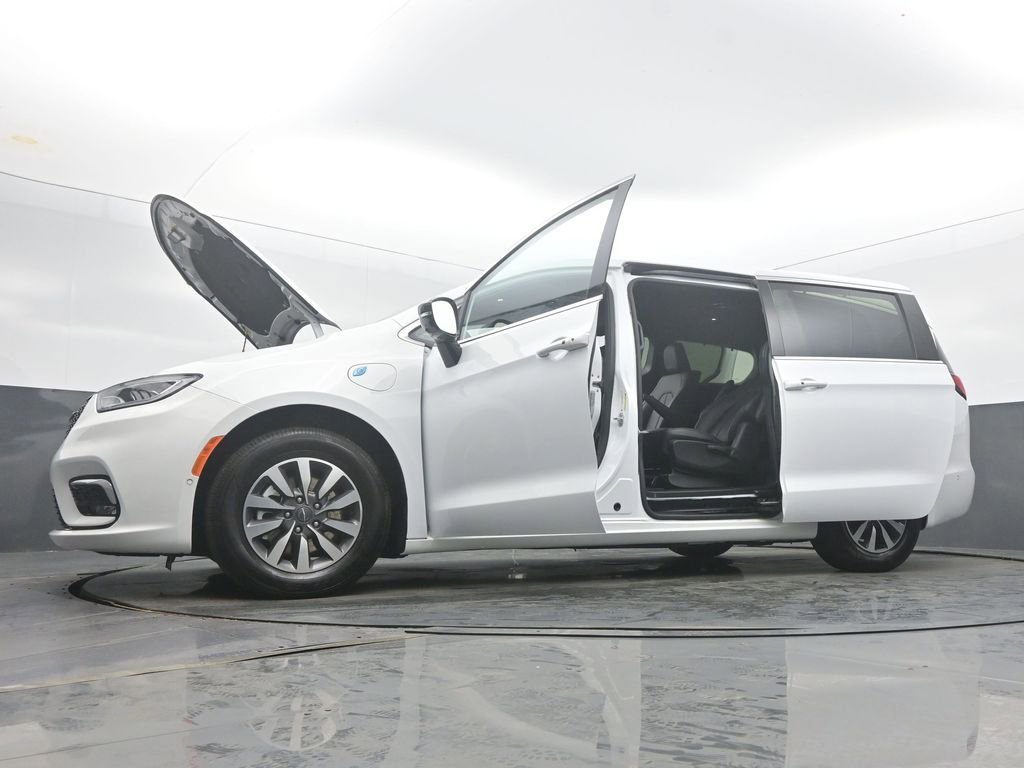 Used 2025 Chrysler Pacifica Select w/ Uconnect Theater Family Group image 59