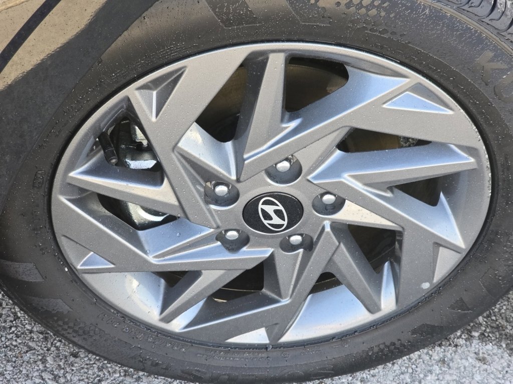 Used 2025 Hyundai Elantra Blue image 3