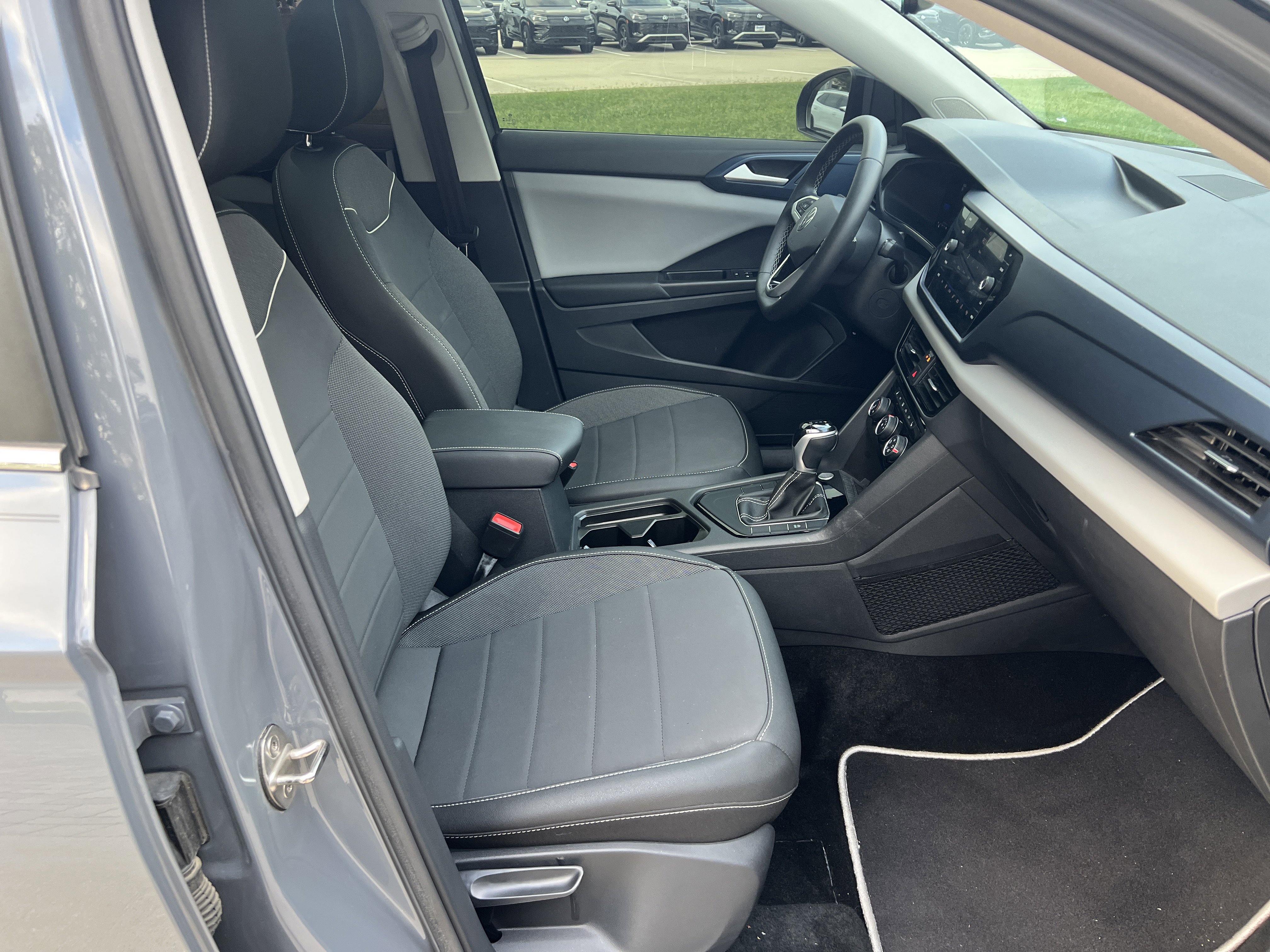Used 2023 Volkswagen Taos SE w/ Panoramic Sunroof Package FWD image 28