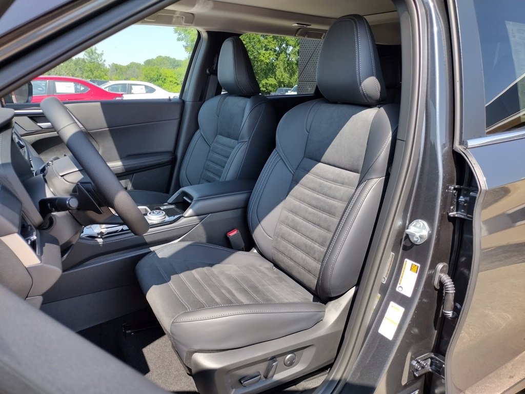 New 2025 Mitsubishi Outlander SE image 2