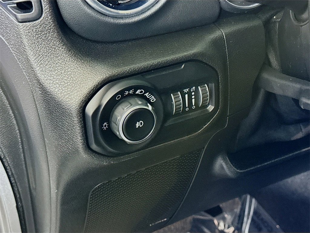 Used 2020 Jeep Wrangler Unlimited Sahara image 10