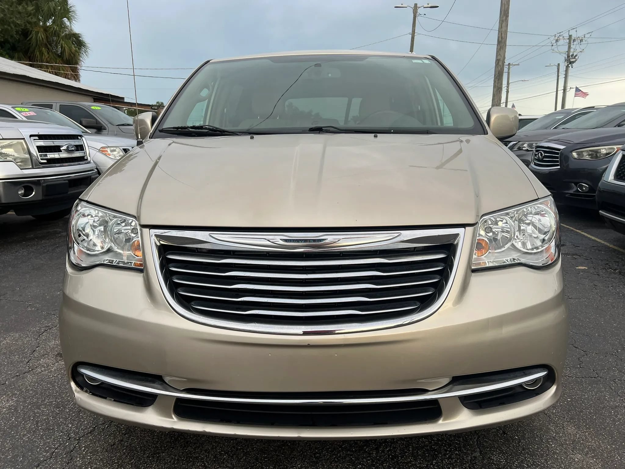 Used 2013 Chrysler Town & Country Touring FWD image 3
