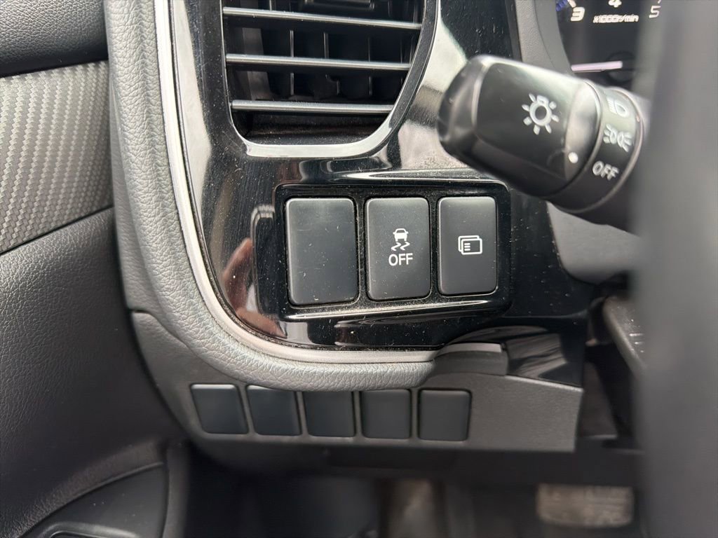 Used 2017 Mitsubishi Outlander ES image 28