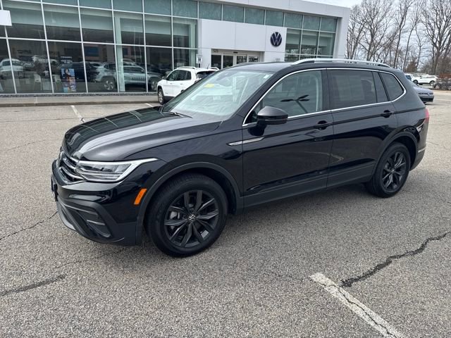 Certified 2024 Volkswagen Tiguan SE w/ Panoramic Sunroof Package image 3