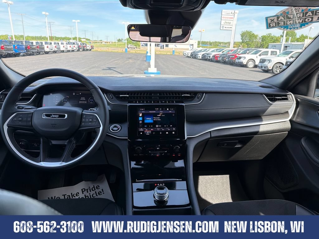 Used 2025 Jeep Grand Cherokee Altitude AWD/4WD image 12