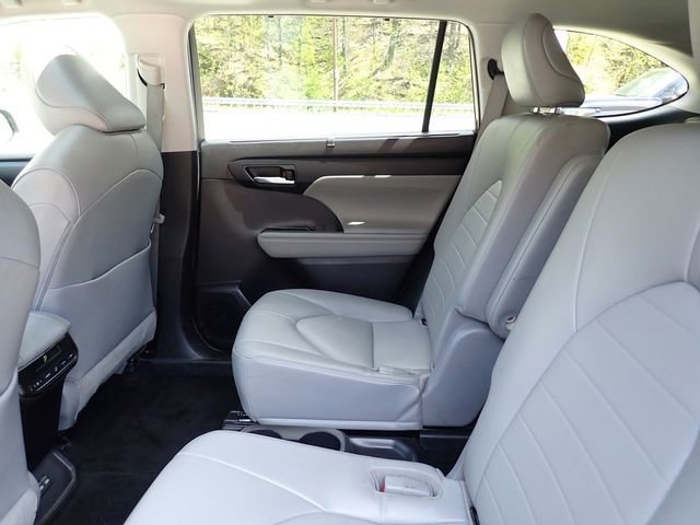 Used 2022 Toyota Highlander XLE AWD/4WD image 17