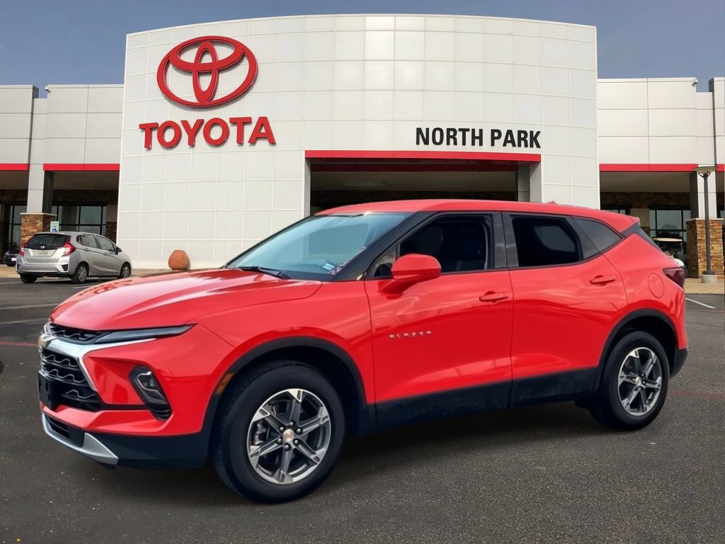 Used 2025 Chevrolet Blazer LT FWD image 1