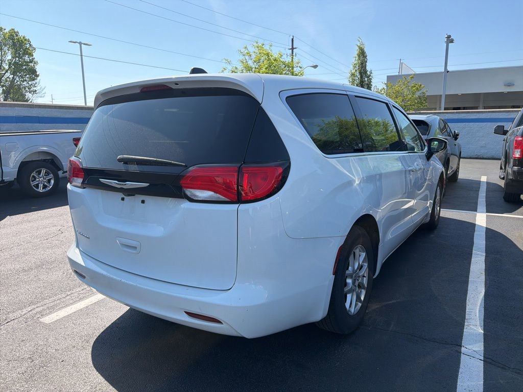 Used 2022 Chrysler Voyager LX FWD image 3