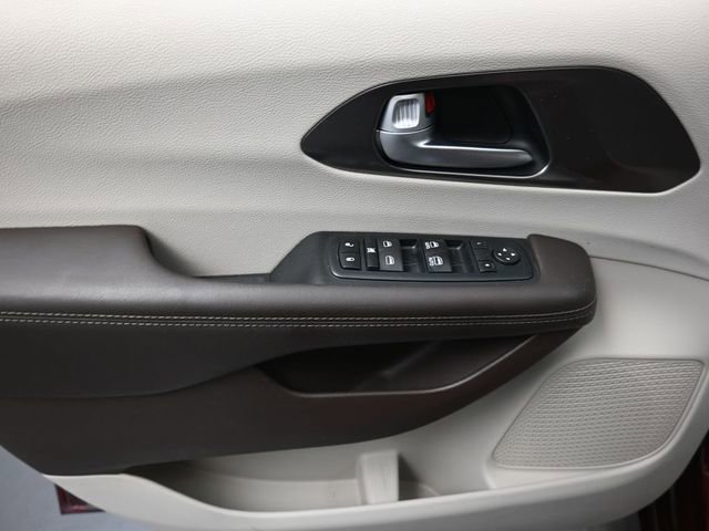 Used 2017 Chrysler Pacifica Touring w/ Tire & Wheel Group image 13