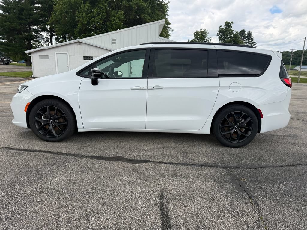 Used 2025 Chrysler Pacifica Limited FWD image 8