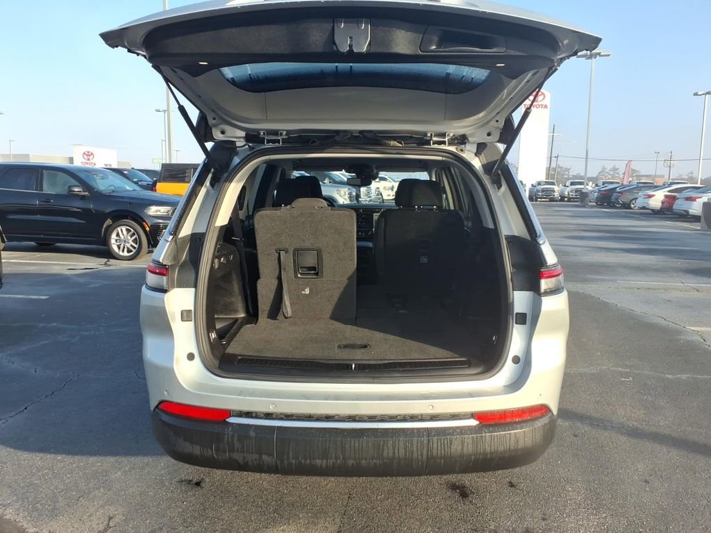 Used 2023 Jeep Grand Cherokee L Laredo image 6
