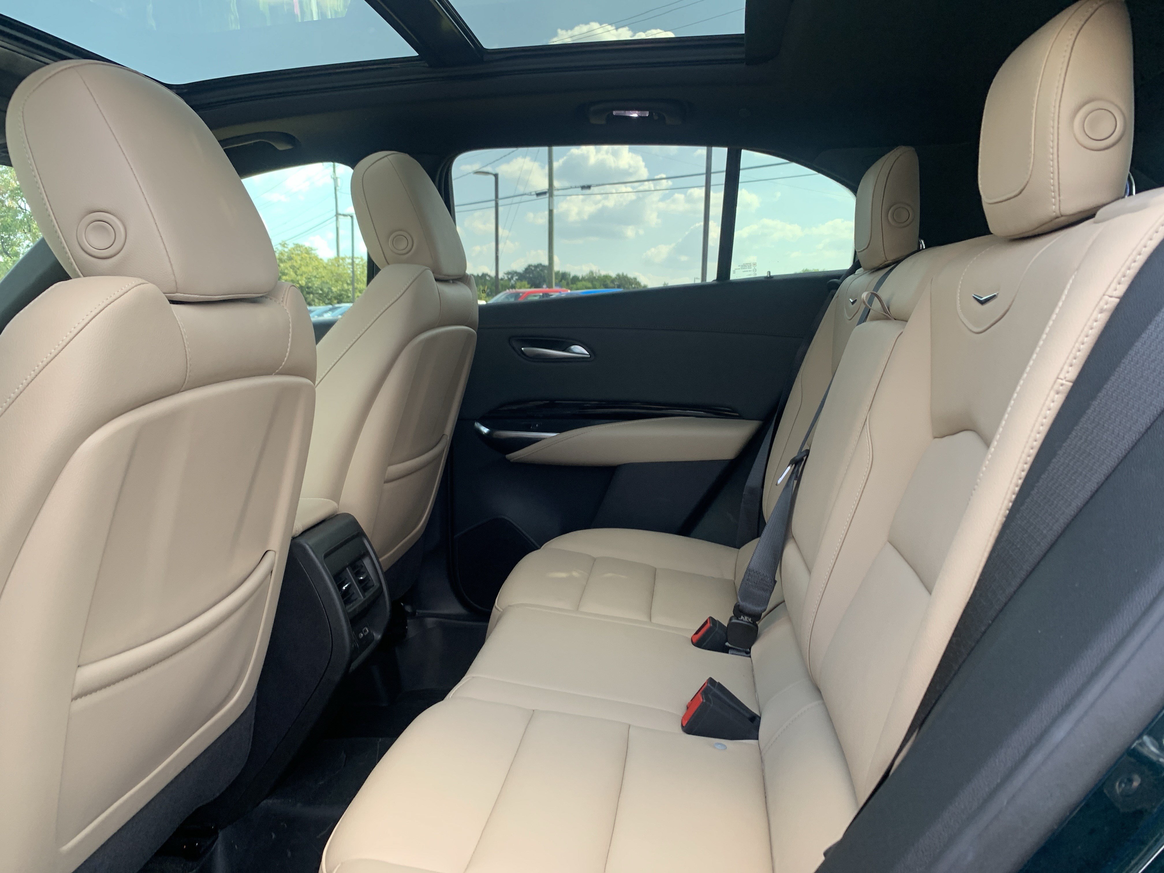 Used 2024 Cadillac XT4 Luxury w/ Cold Weather Package FWD image 32
