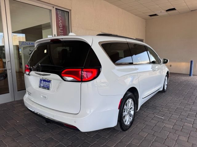 Used 2017 Chrysler Pacifica Touring-L FWD image 5