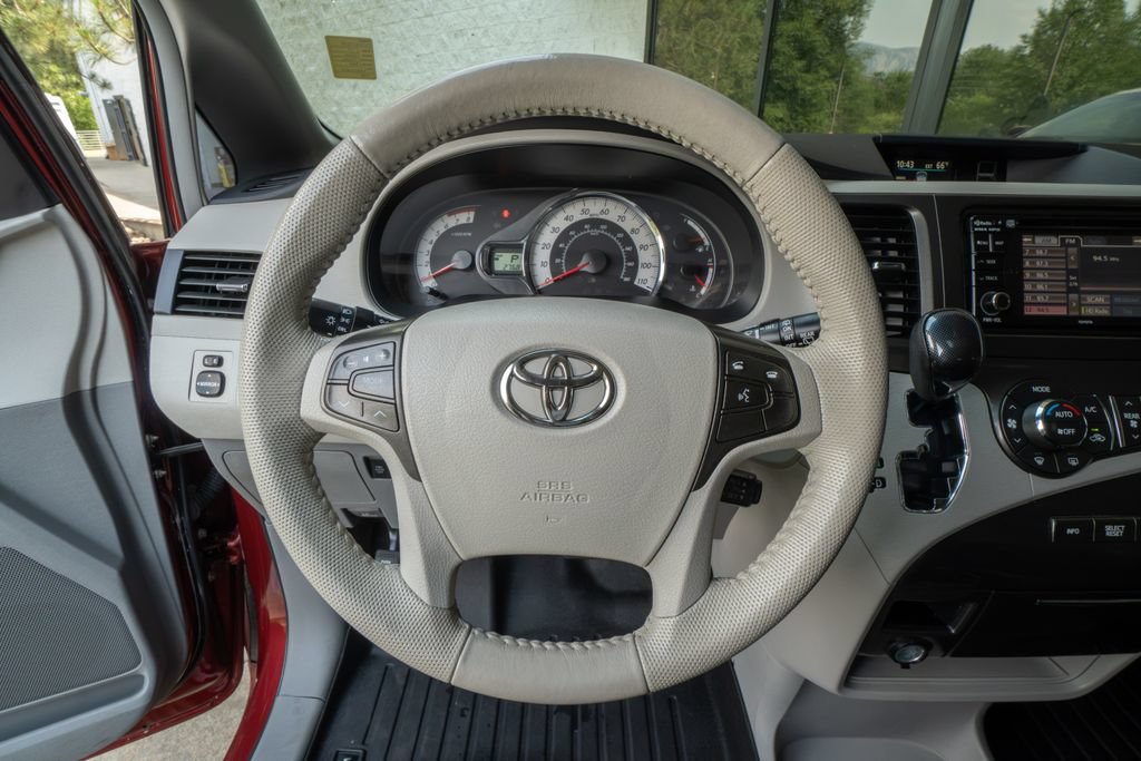 Used 2014 Toyota Sienna SE FWD image 13