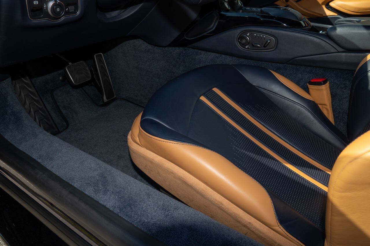 Used 2020 Aston Martin V8 Vantage Coupe RWD image 34