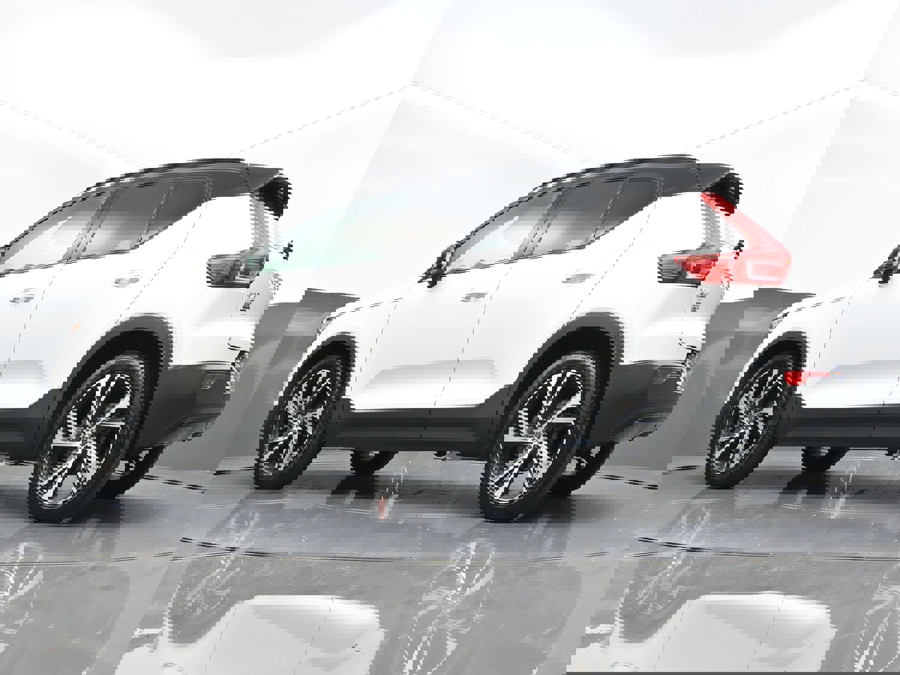 Used 2022 Volvo XC40 T5 R-Design image 37