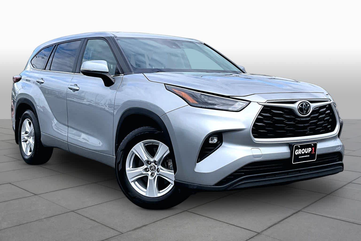 Used 2024 Toyota Highlander LE AWD/4WD image 3