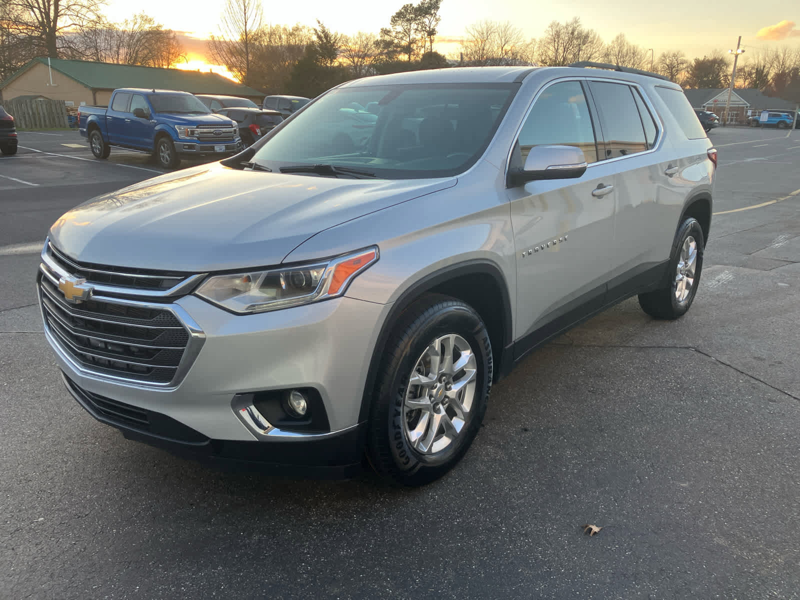 Used 2021 Chevrolet Traverse LT image 1