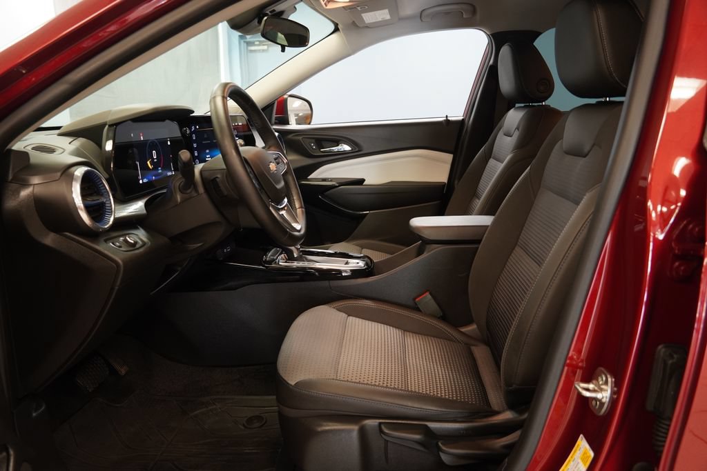 Used 2025 Chevrolet Trax LT w/ Driver Confidence Package FWD image 4