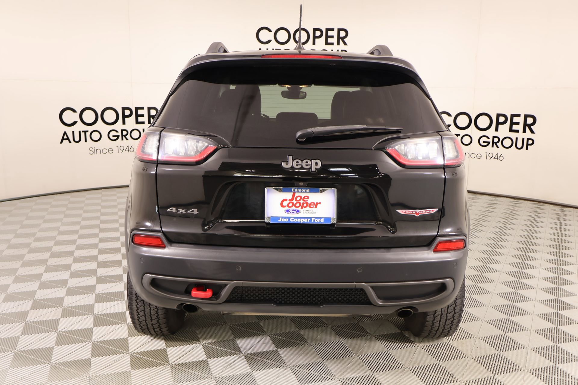 Used 2020 Jeep Cherokee Trailhawk AWD/4WD image 21