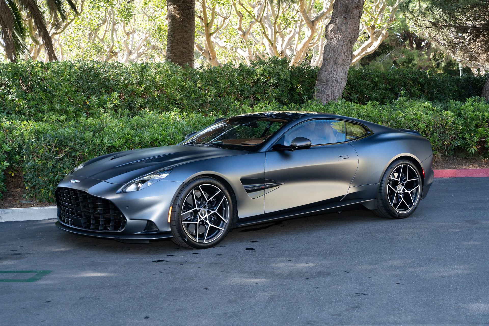 Used 2025 Aston Martin Vanquish RWD image 2