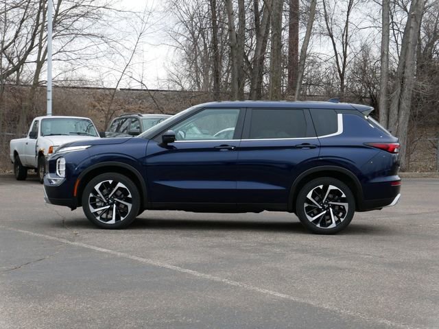 Used 2024 Mitsubishi Outlander SE image 3