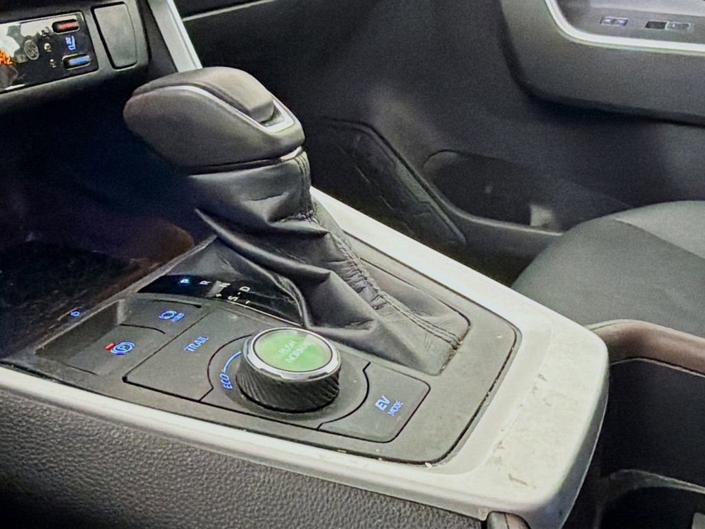 Used 2022 Toyota RAV4 Limited image 20