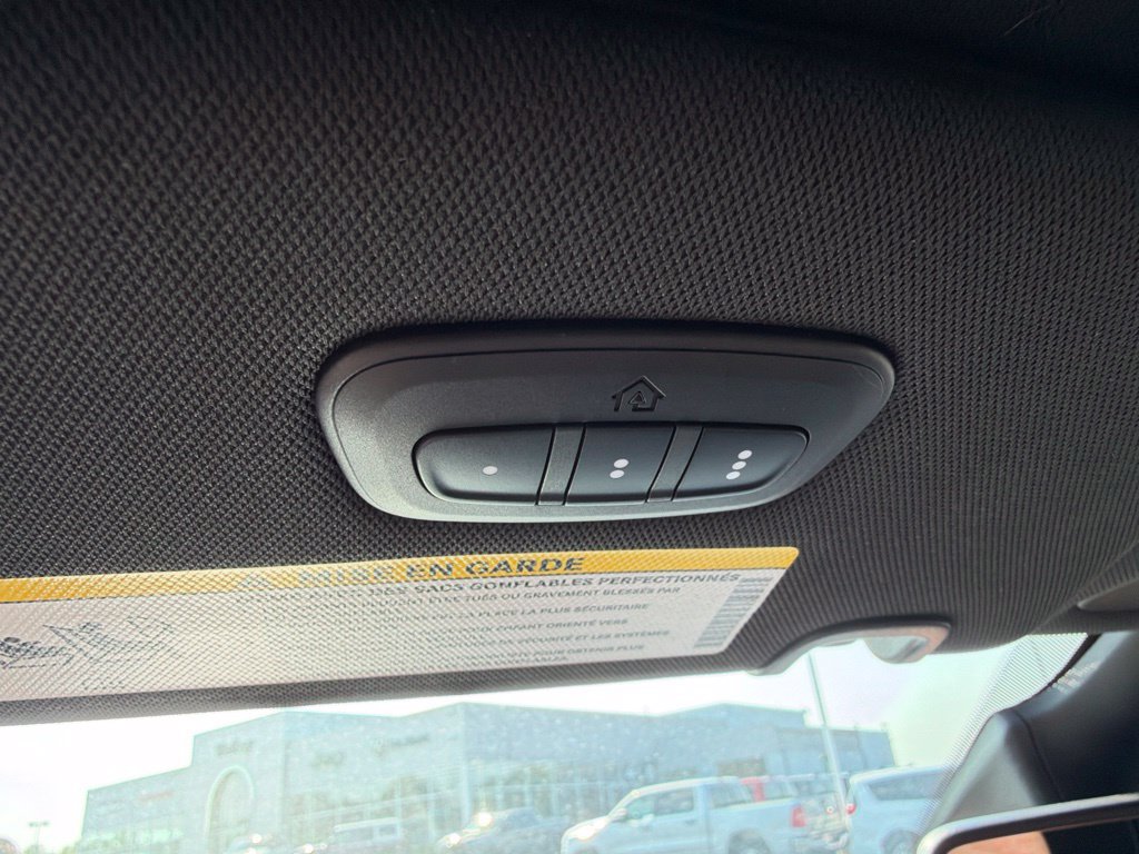 Certified 2025 Chrysler Pacifica Select FWD image 41