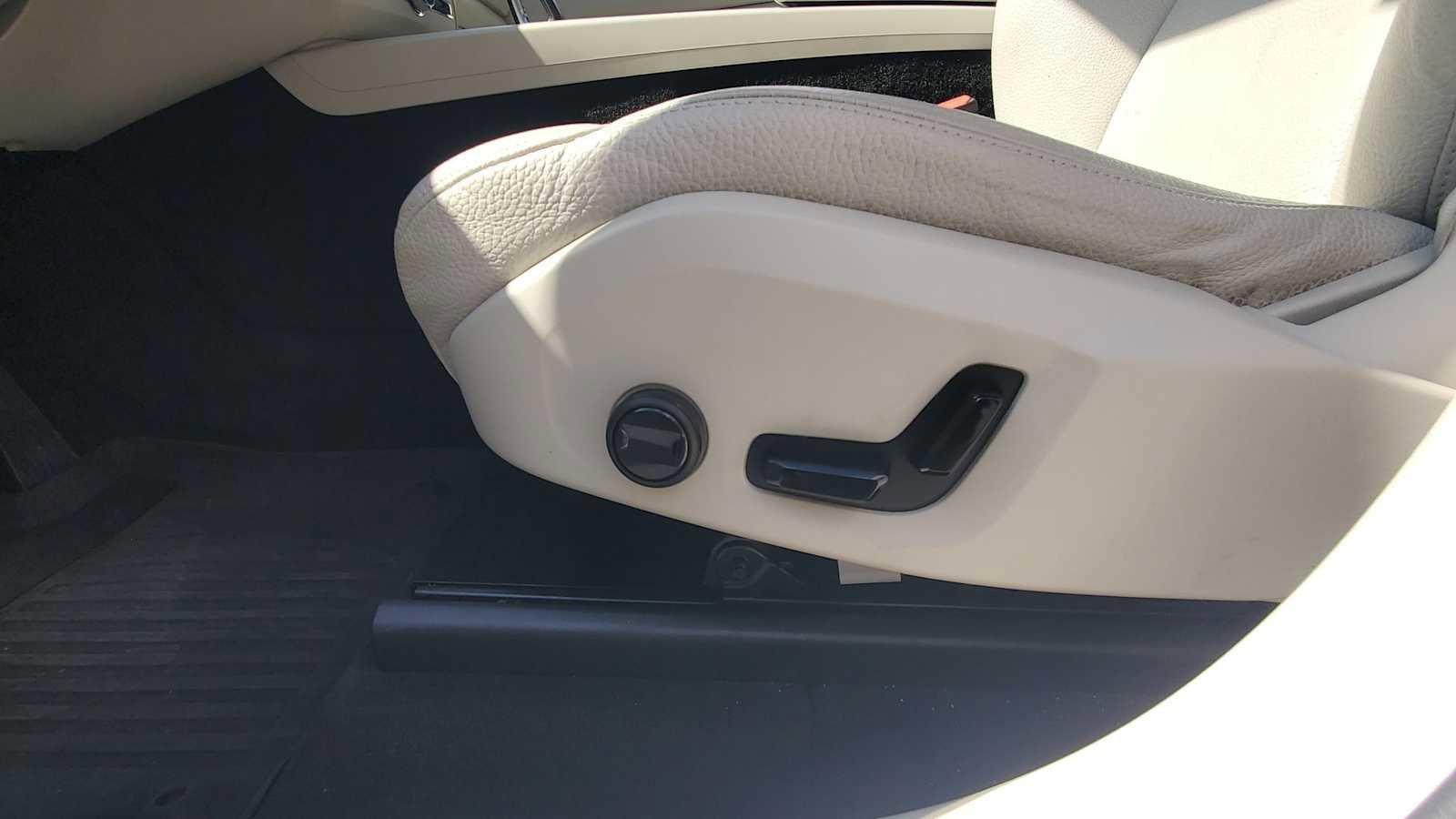 Used 2022 Volvo XC60 T8 Inscription Expression w/ Advanced Package image 17